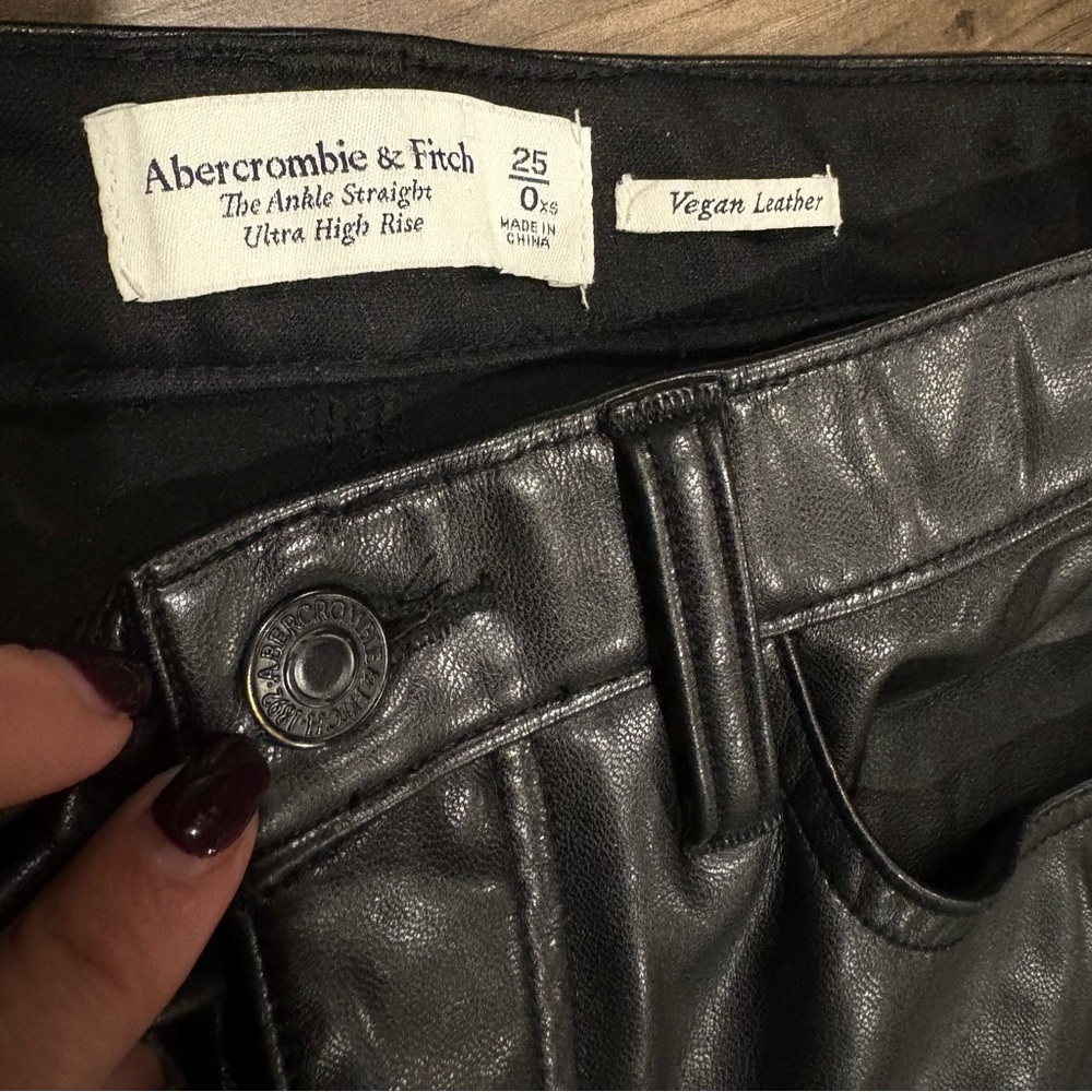 ✨Abercrombie & Fitch✨ Black Vegan Leather Ankle Straight Ultra High Rise 25/0 XS